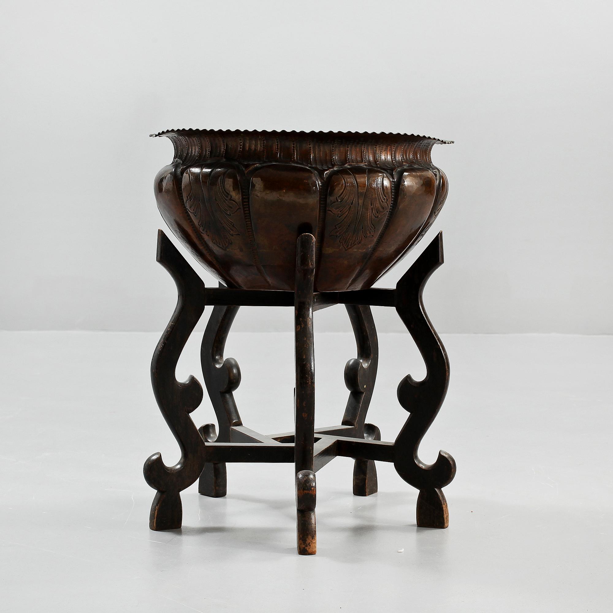 KRUKA, patinerad gulmetall, PÅ BENSTÄLLNING, 1800/1900-tal.