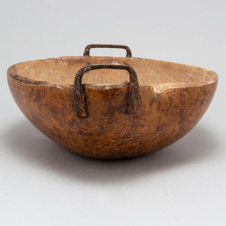 An 18th / 19th century wooden bowl.