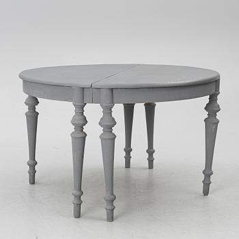 Bord, ett par, halvmåneformade, omkring 1900.