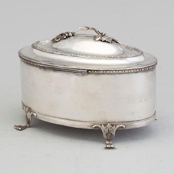 A silver sugar box by ADOLF ZETHELIUS, Stockholm 1814.