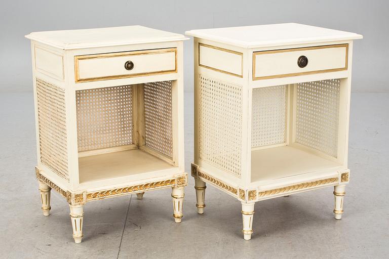 NATTDUKSBORD, 2 st snarlika. Gustaviansk stil. 1900-talets slut.