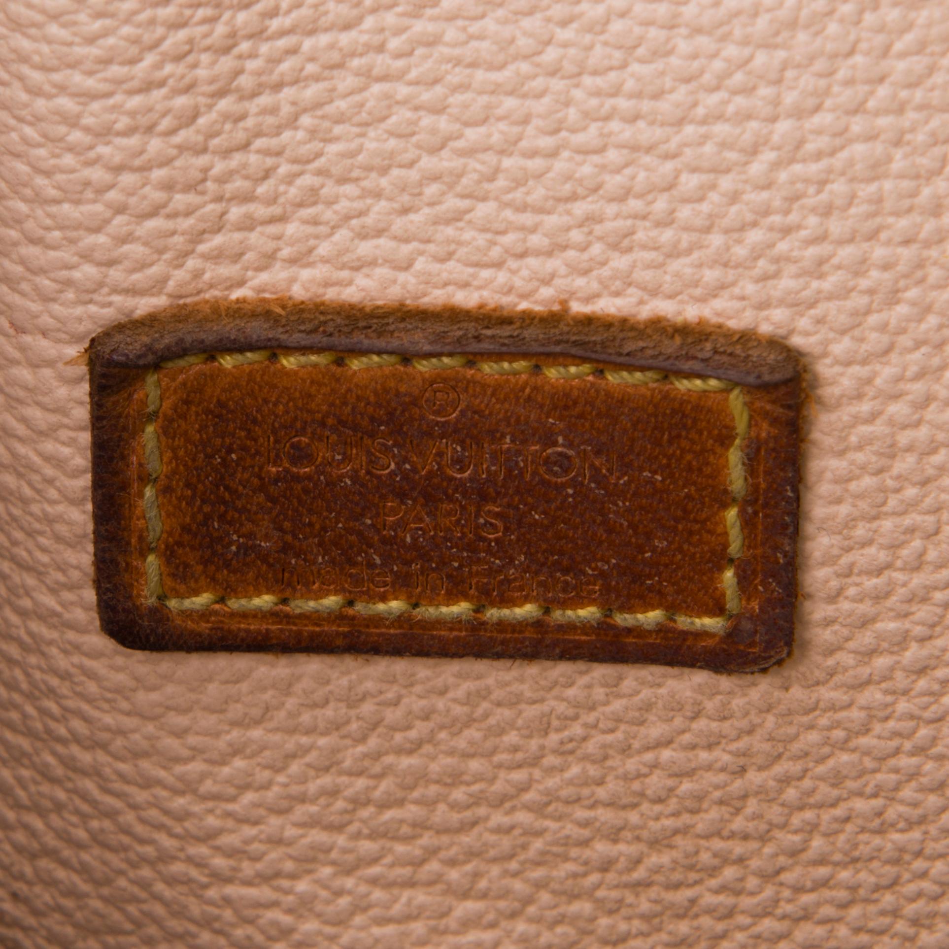 LOUIS VUITTON, LAUKKU, LOMPAKKO JA VYÖ.