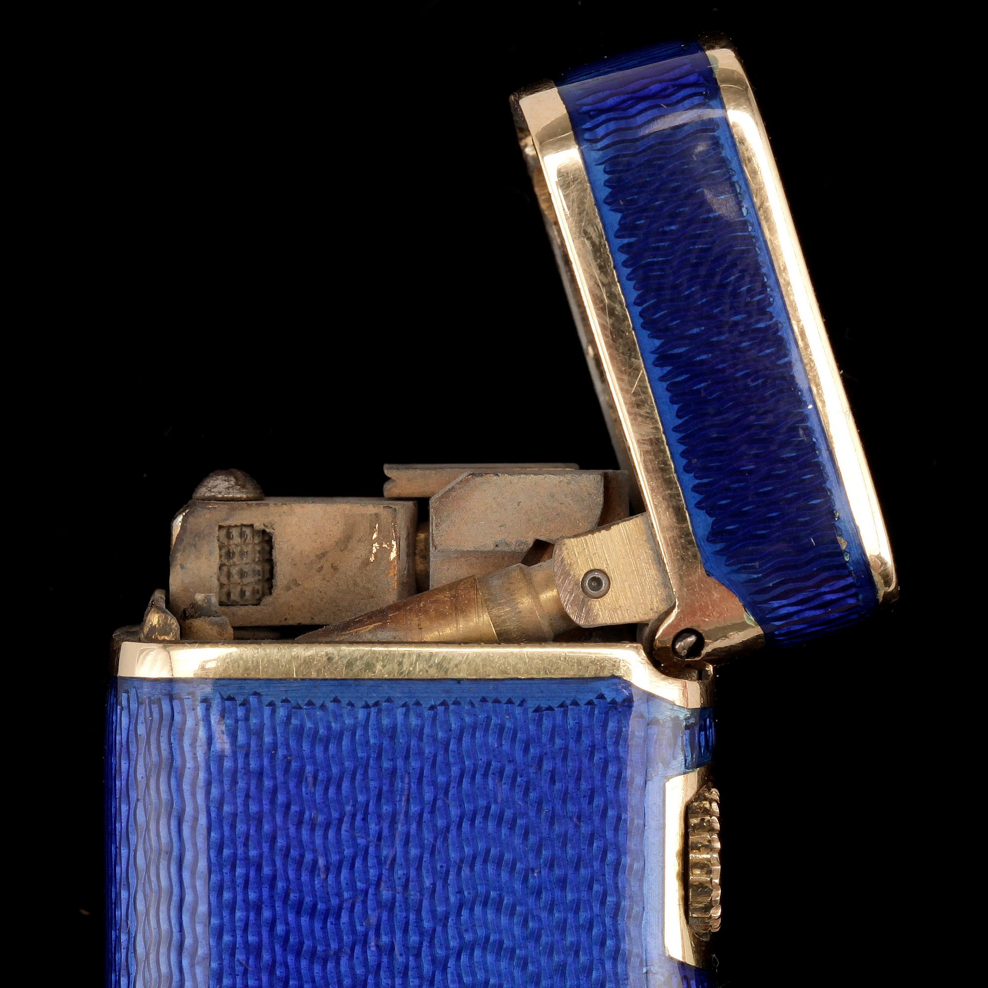TÄNDARE, 18k guld med guillocherad emalj, Dunhill, London, 1960-tal.