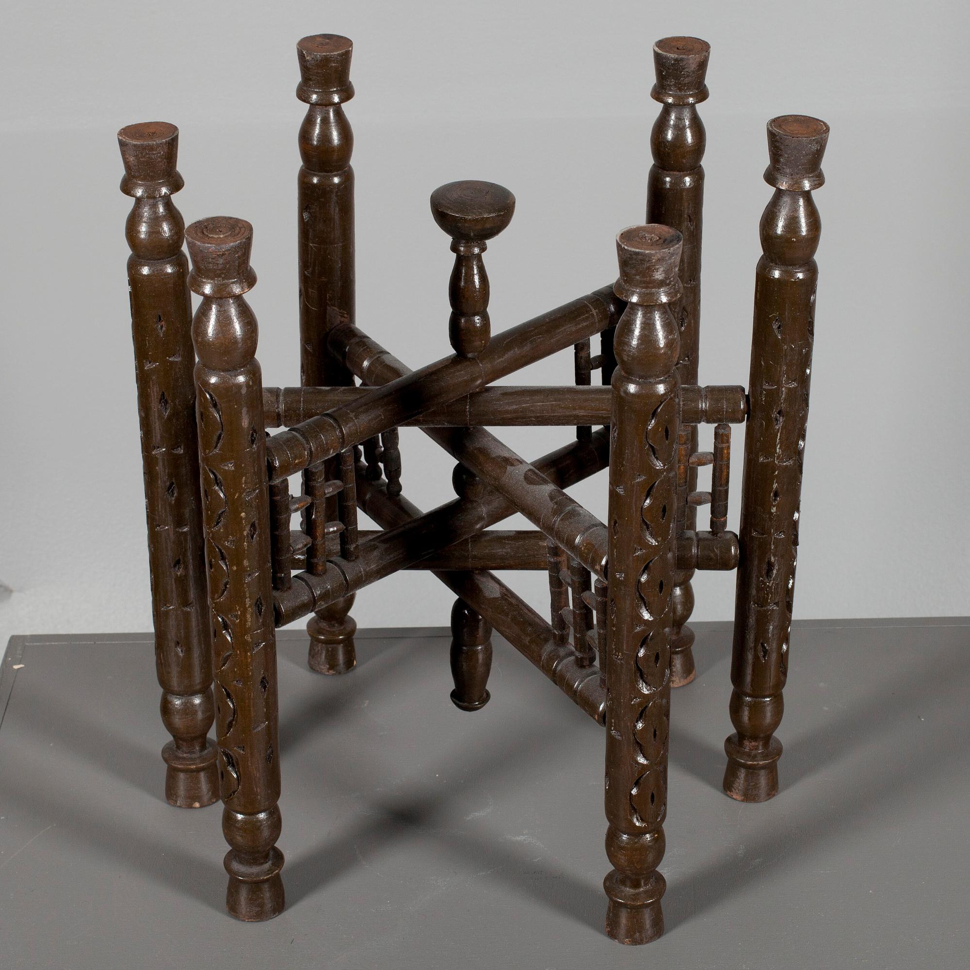 RÖKBORD, Persien, försilvrad kopparbricka, sekelskiftet 1800/1900. Signerad.