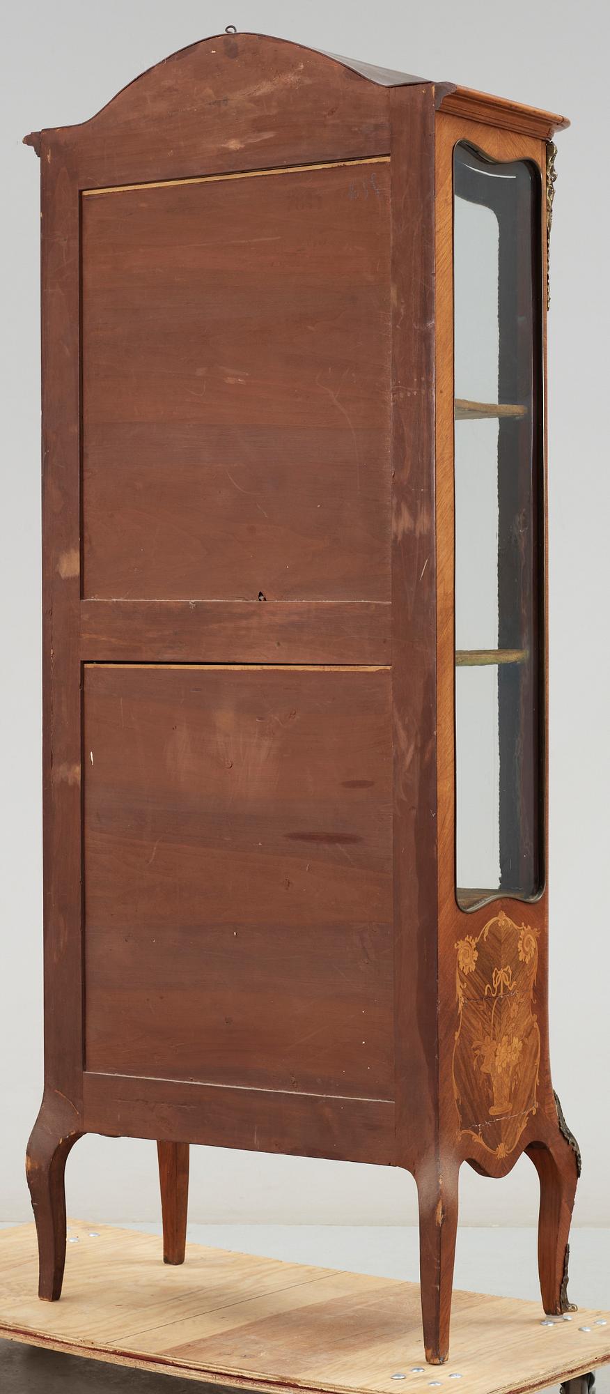 VITRINSKÅP, Louis XVI-stil, 1900-talets början.