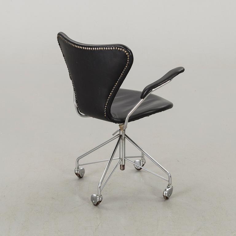 ARNE JACOBSEN, skrivbordsstol, "Sjuan", Fritz Hansen, Danmark 1900-talets senare del.