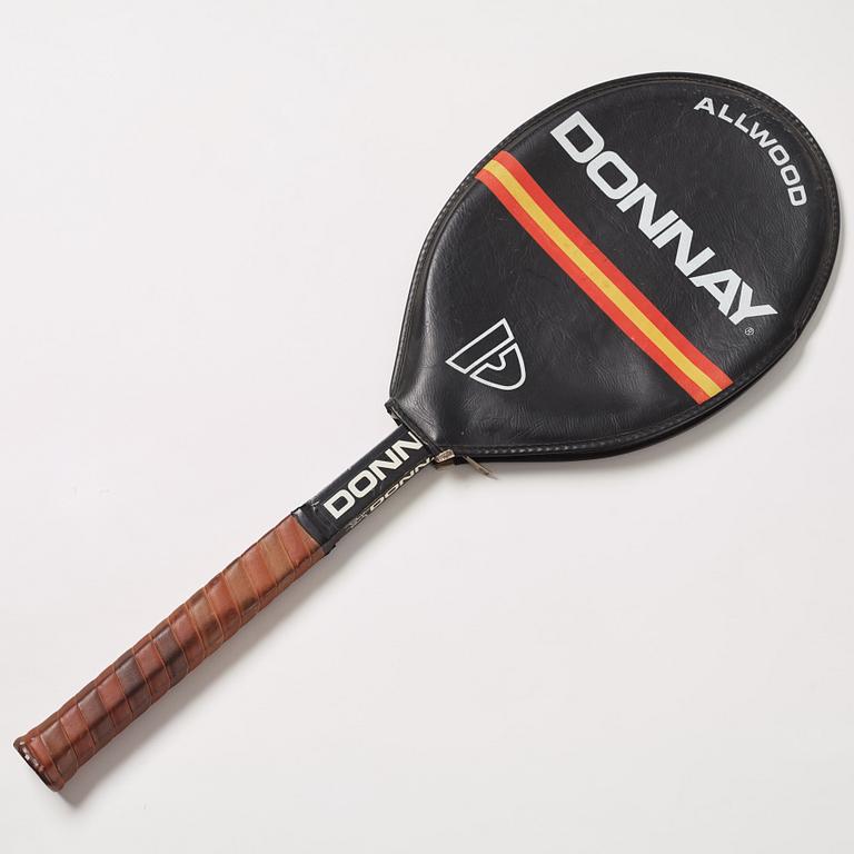 Tennisracket i trä, Donnay. Spelad med av Björn Borg i Wimbledon. Blekt signatur på Slipcasen.