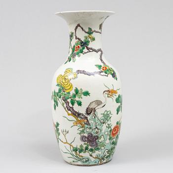 A Chinese porcelain vase, early 20th century.