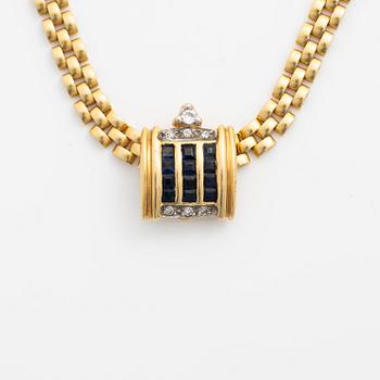 Collier 18K guld med avtagbart hänge 18K guld med små diamanter och blå stenar sannolikt safirer.