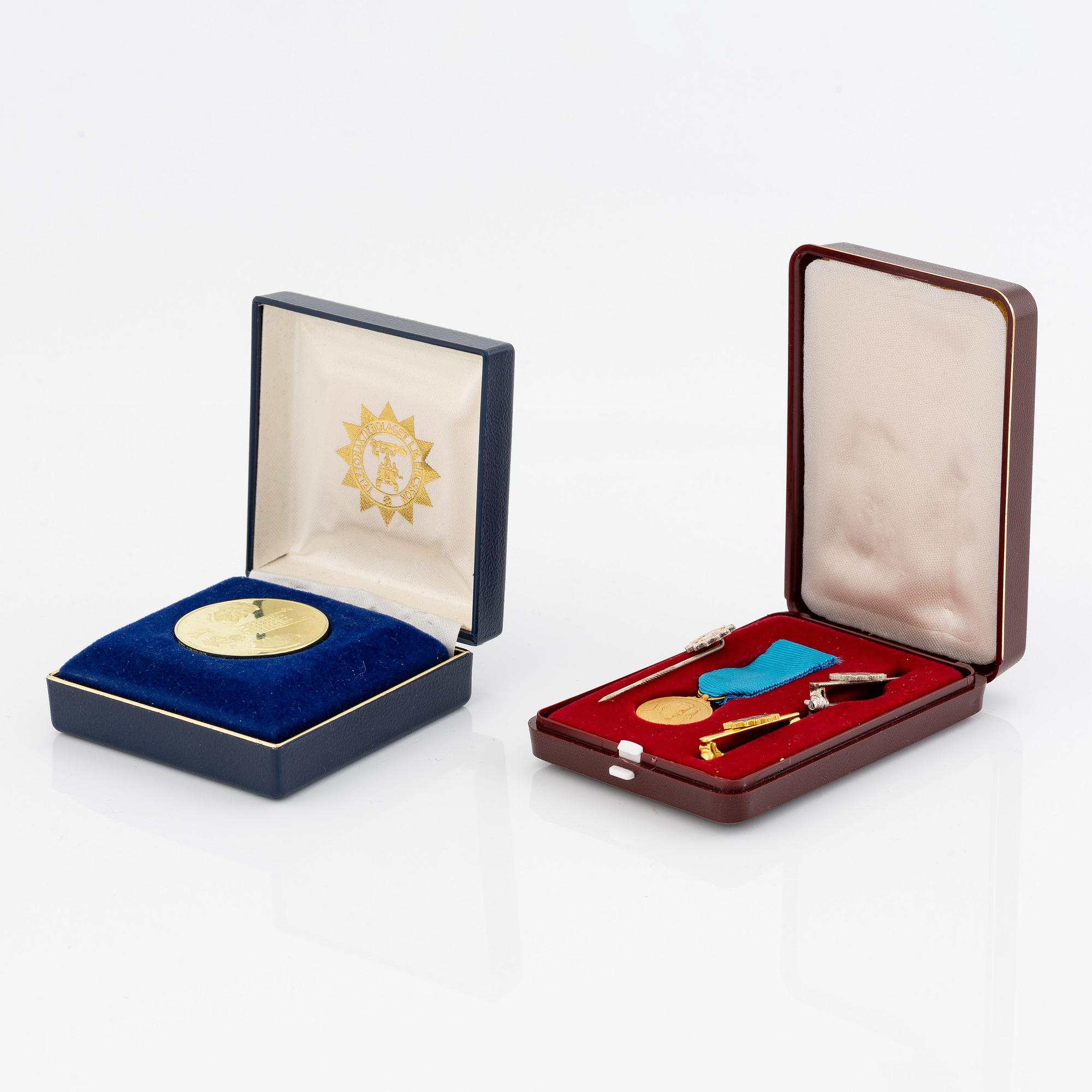 Guldmedalj samt miniatyr i guld, LM Ericson, 18K.