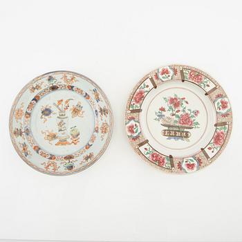 Tallrikar 2 st Kangxi (1662-1722) och Yongzheng (1723-35) porslin.