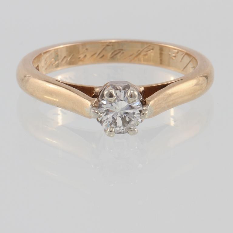 RING, 18K guld med briljantslipad diamant ca 0.32 ct, Öbergs Stockholm, 1943. Vikt 3,9 gram.