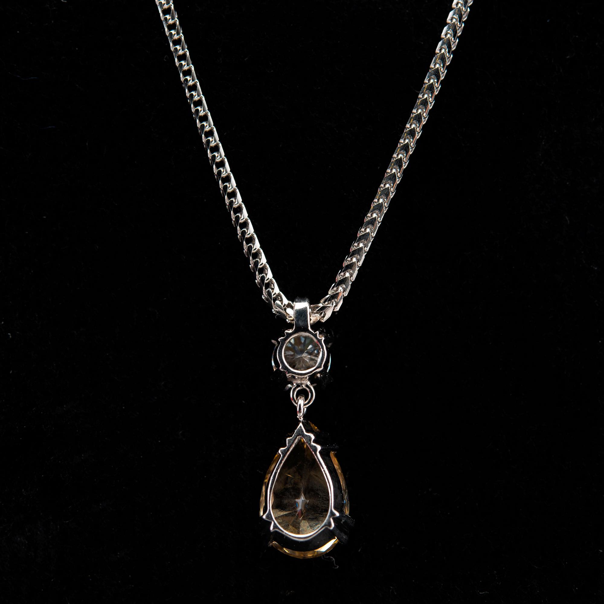 RIIPUS, pisarahiottu timantti n. 2.00 LYB/Si2 briljanttihiottu timantti n. 0.30 ct. H/Vs. 14K valkokultaa. Paino 5,6 g.