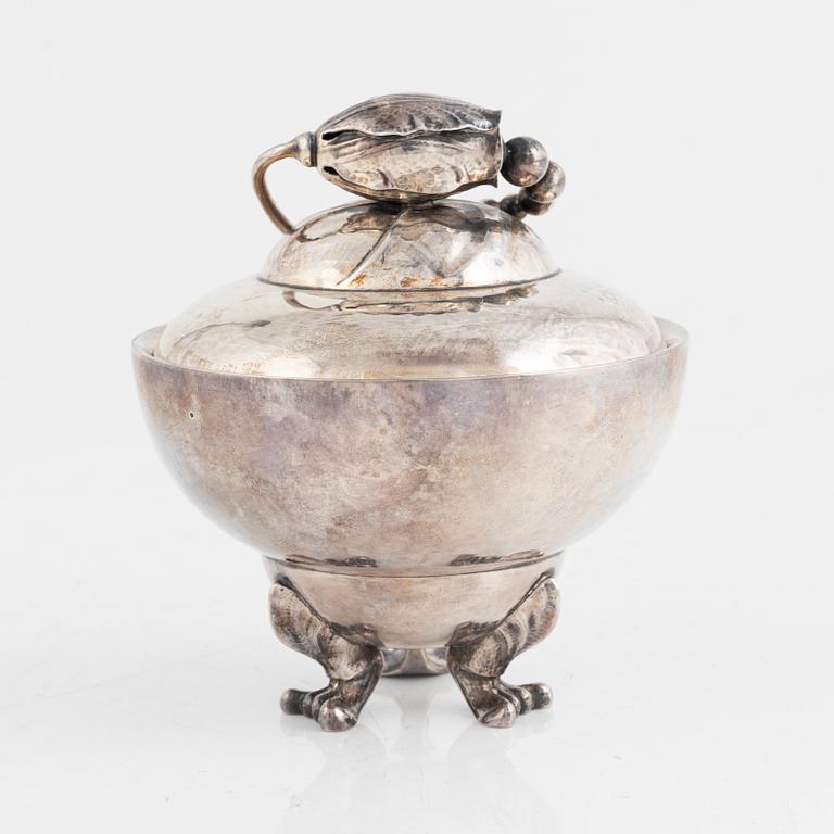 Georg Jensen, sockerskål med lock, "Magnolia/Blossom", sterling silver, Köpenhamn, Danmark 1915-1925, design nr 2E.