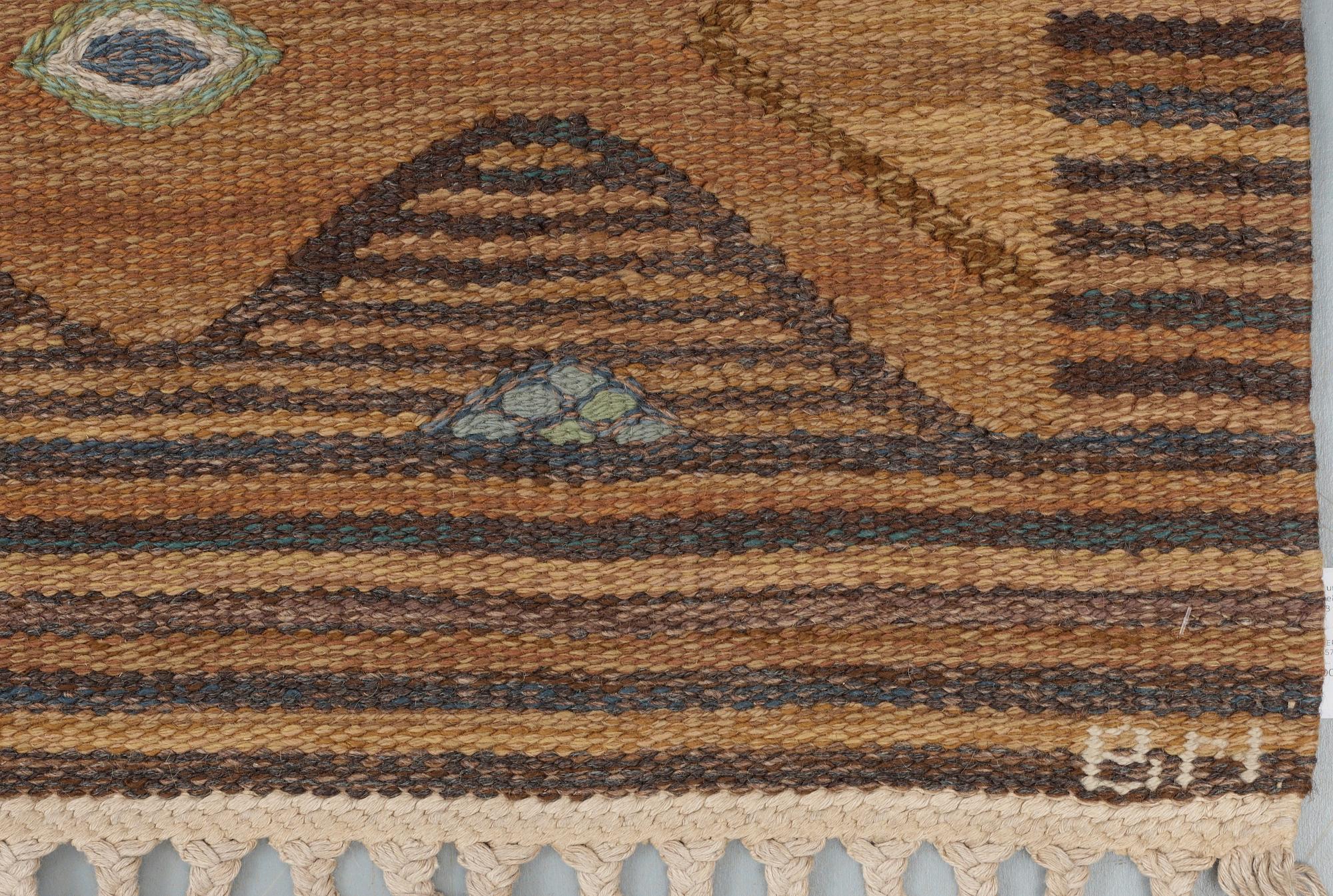 CARPET. "Finspong, brun" ("Kringelikroka"). Tapestry weave (gobelängteknik). 353,5 x 260,5 cm. Signed AB MMF BN.