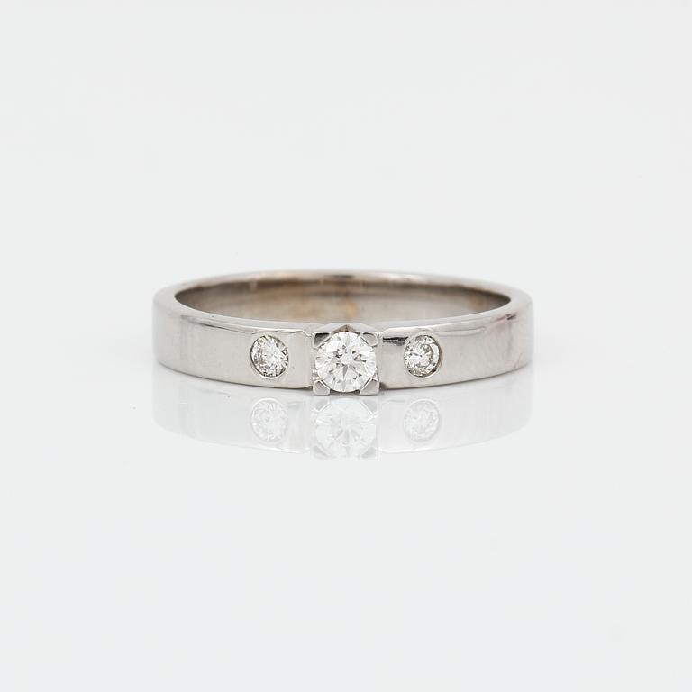 RING, 14K vitguld med briljantslipad diamant ca 0,12 ct och två briljantslipade diamantet tot ca 0,08 ct. Vikt 3, 43 g.