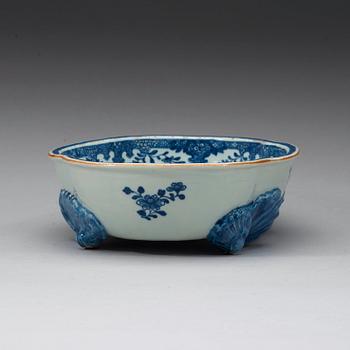 A bluue and white jardinière, Qing dynasty, 18th century.