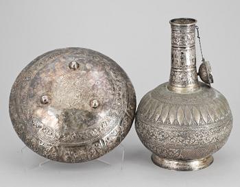 SKÅL SAMT FLASKA, silver, orientaliskt, 1900-tal. Tot vikt 583 g.