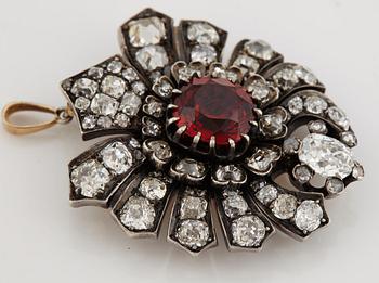 A spessartite garnet and old cut diamond brooch/pendant. 19th century.