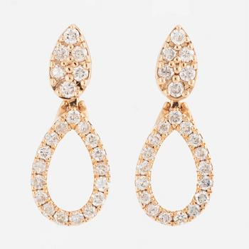 A pair of earrings in 18K rose gold with round brilliant-cut diamonds.