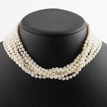 Cultured pearl choker, clasp 9K gold.