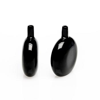 FLASKOR, 2 st, glas, "Smultronstället", signerade O. Toikka Nuutajärvi. 1980-talets mitt.