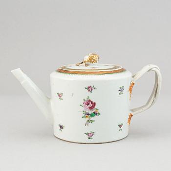 A famille rose tea pot, Qing dynasty, Jiaqing (1796-1820).