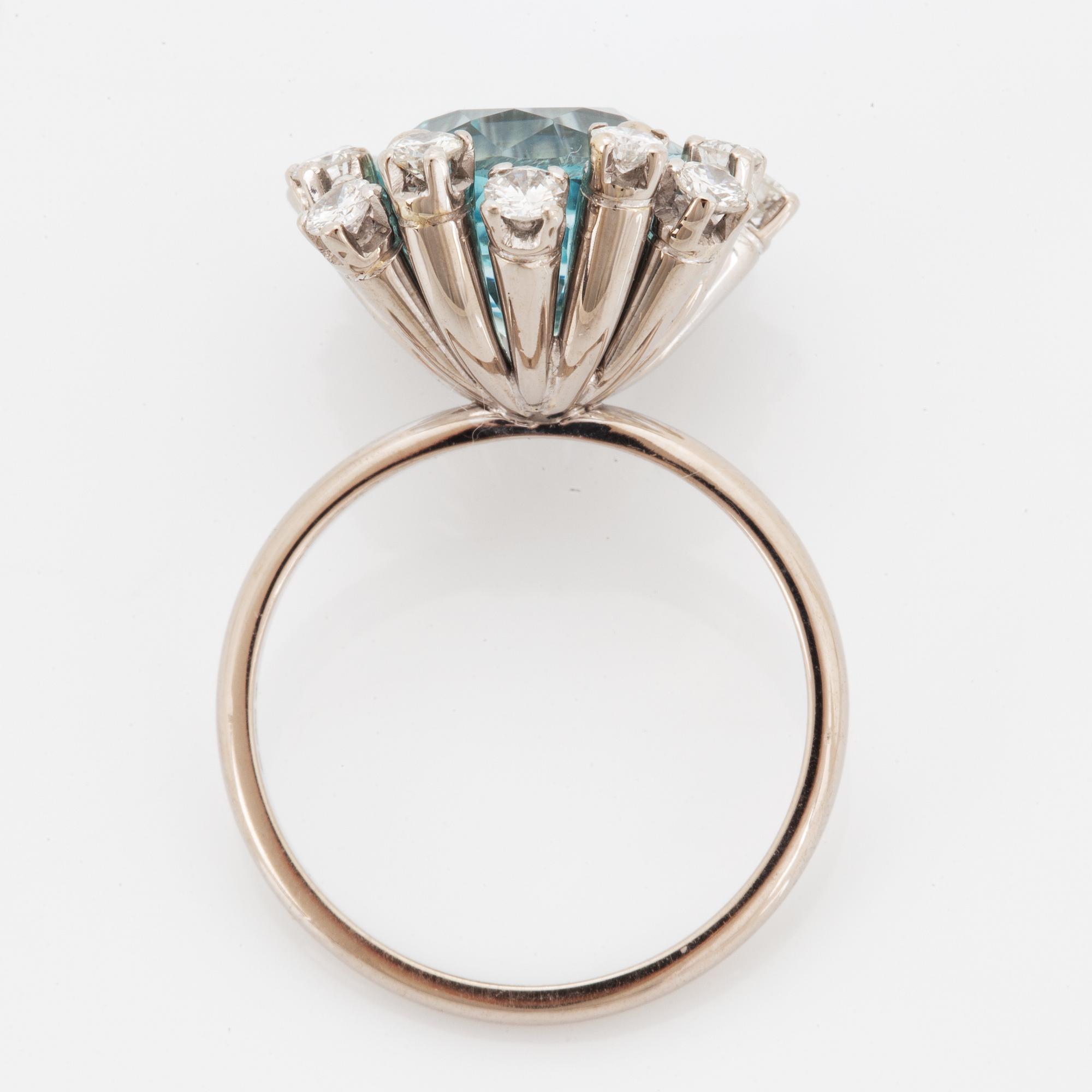 COCKTAILRING, med akvamarin och briljantslipade diamanter.