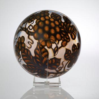 An Eva Englund 'Graal' glass vase, Orrefors 1987.