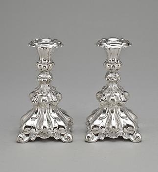 LJUSSTAKAR, ett par, silver, rokokostil, Danmark 1900-tal.