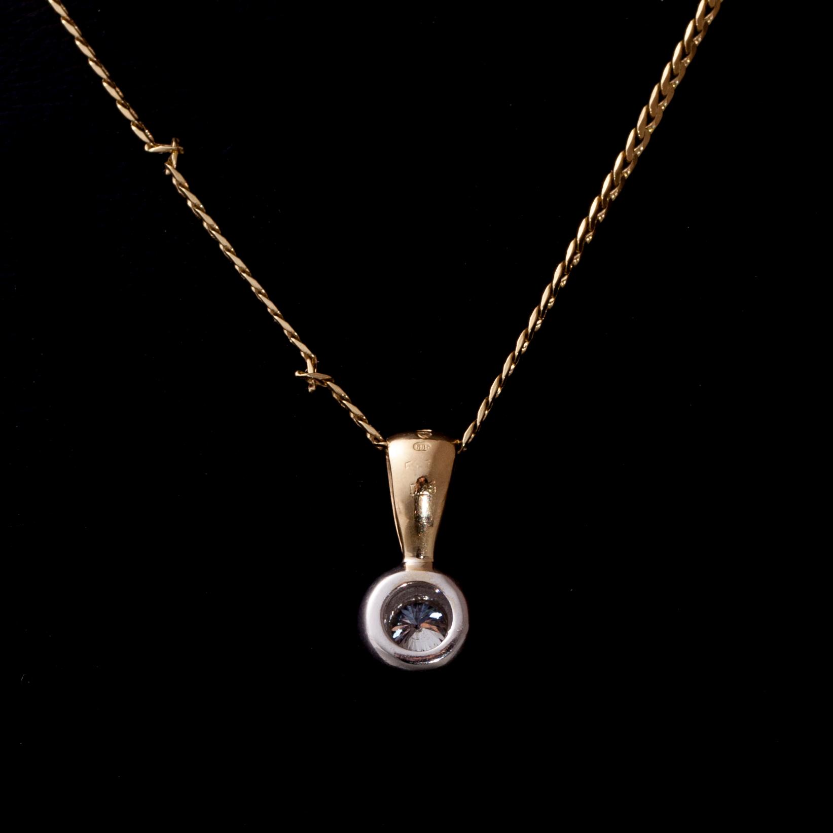 HÄNGE, 14K guld, briljantslipad diamant 0,25 ct. Vikt ca 4,6 g.