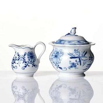 A coffeepot, sugarbowl, creamjug and a strainer, 'Zwiebelmuster', Meissen, Germany.
