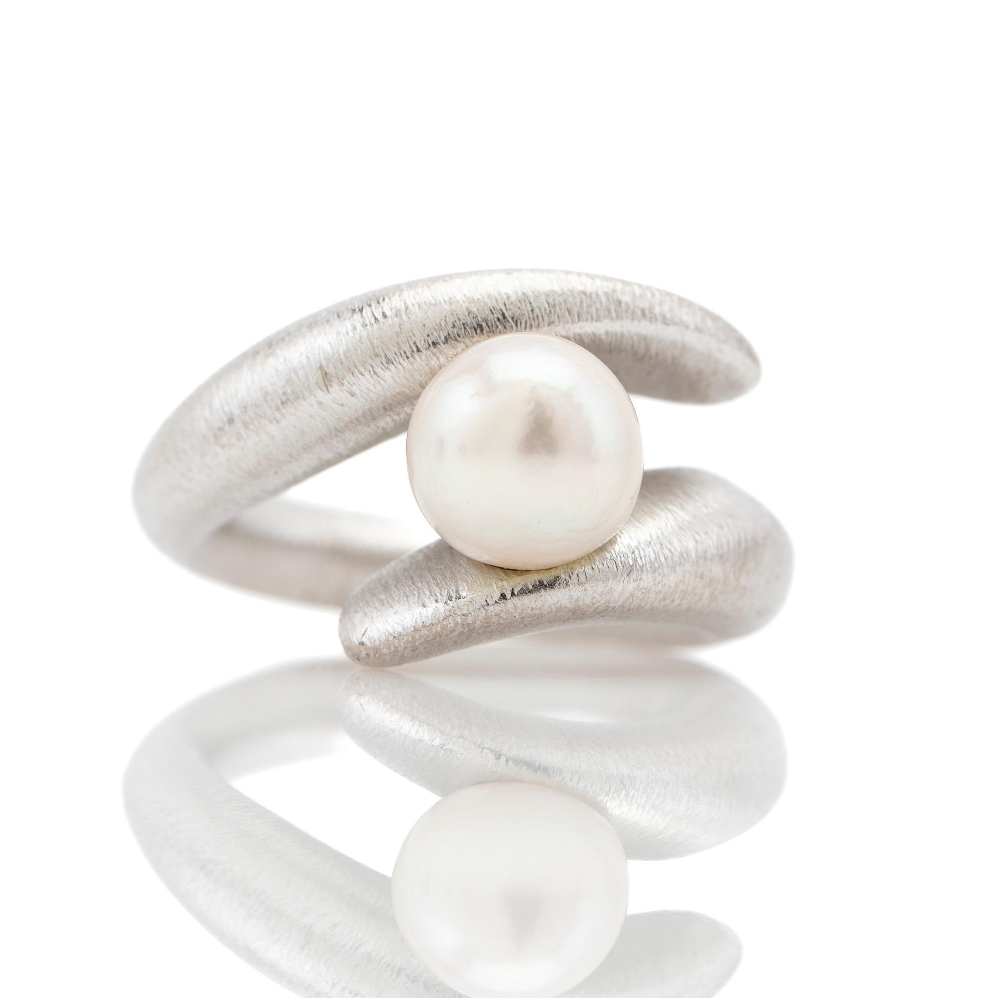 Ole Lynggaard, ring, 18k white gold with pearl.