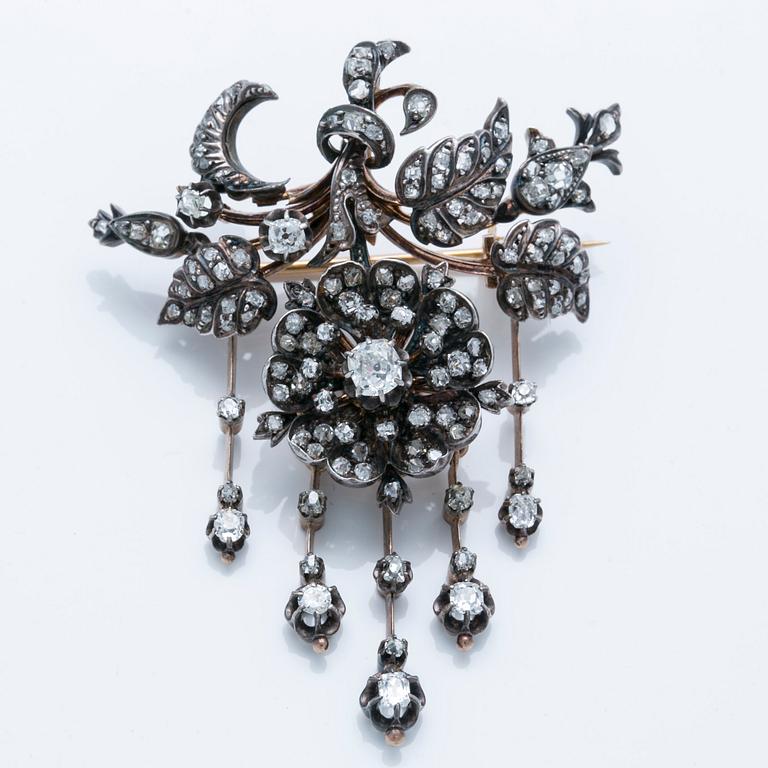 An antique-cut diamond pendant/brooch.