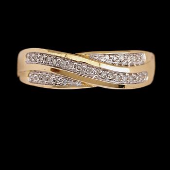 RING, 18 k guld, med små briljantslipade diamanter. Total vikt ca 5 gram.