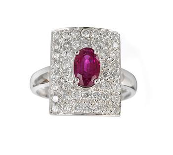 502. RING, 44 briljantslipade diamanter, 0.88 ct och en rubin, 1.02 ct.