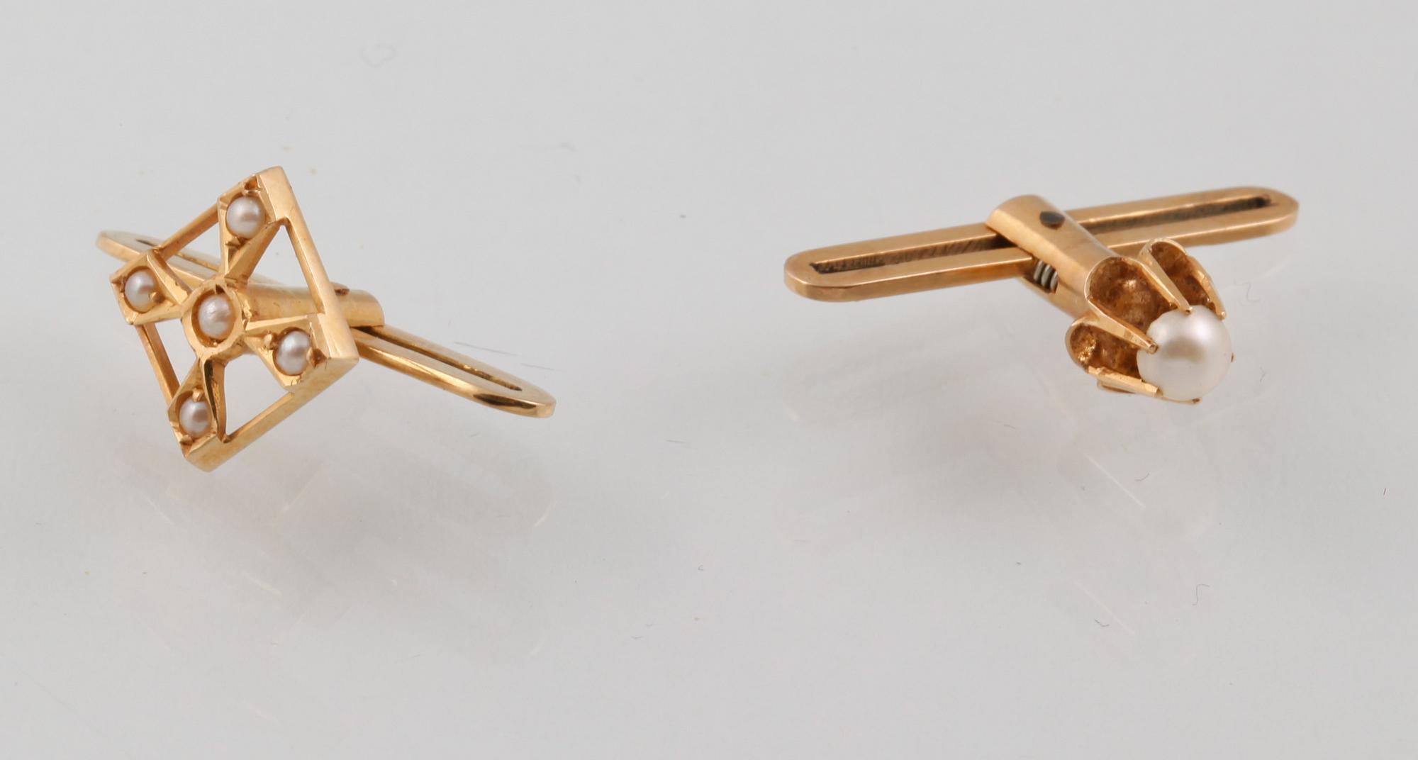 FRACKKNAPPAR, 2 st, 18K guld med små odlade pärlor. Vikt 2,0 gram.