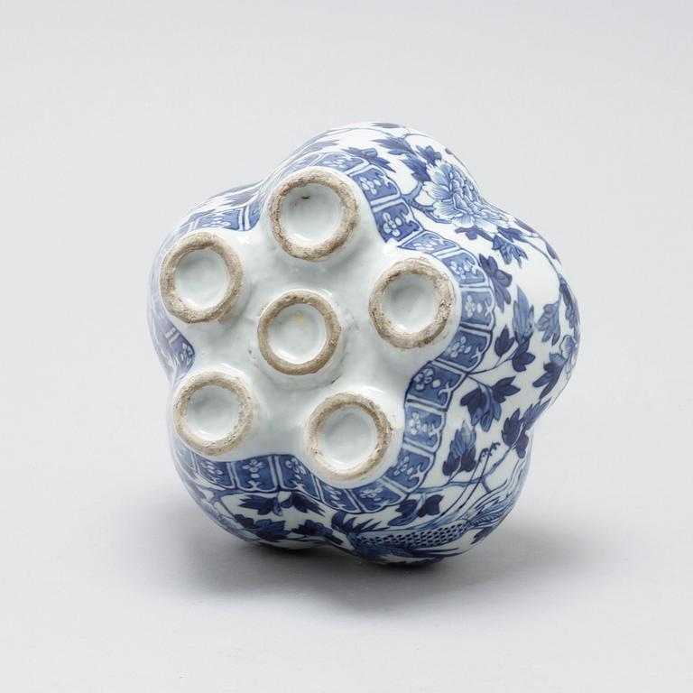 A porcelain vase from China, late Qing dynasty (1644-1912).