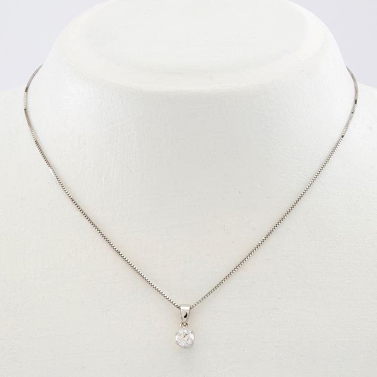 Halsband 18K vitguld med en rund briljantslipad diamant.