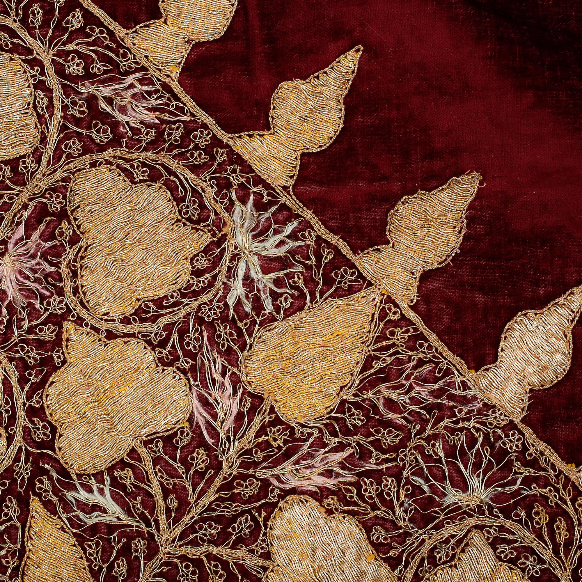 DUK, Ryssland. Broderad med guldtråd. Omkring 1800-talets slut.