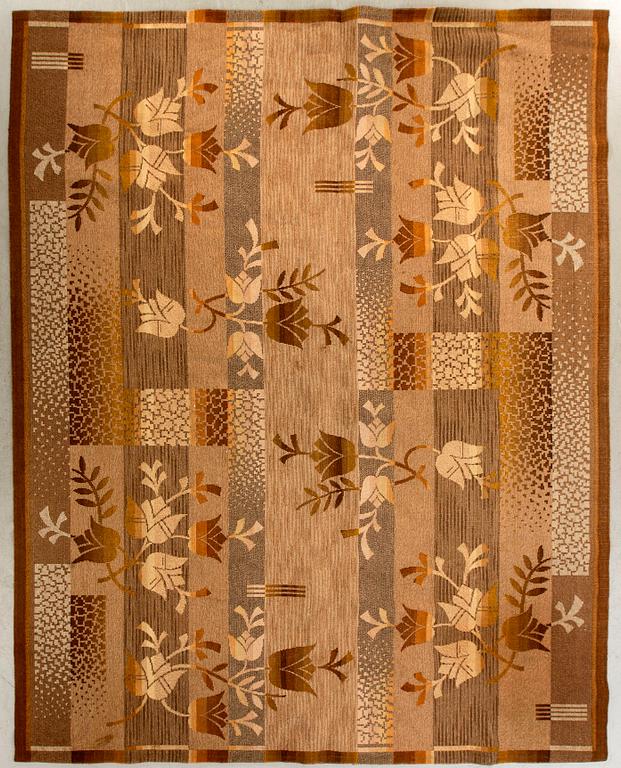 A 1940-s machine made carpet ca 350 x 244 cm.