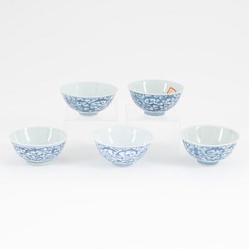 Skålar, fem stycken, porslin, Kina, sen Qingdynasti, omkring år 1900.