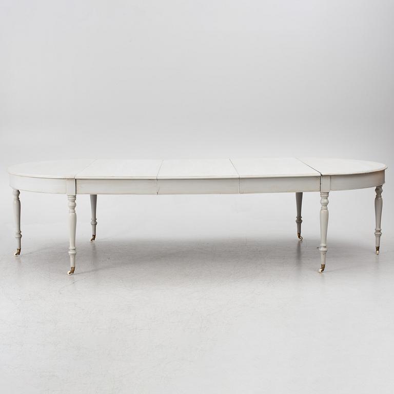 A late 19th century dining table.