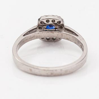 A 14K white gold ring with a sapphire and diamonds ca. 0.07 ct in total. Kultajousi 2016.