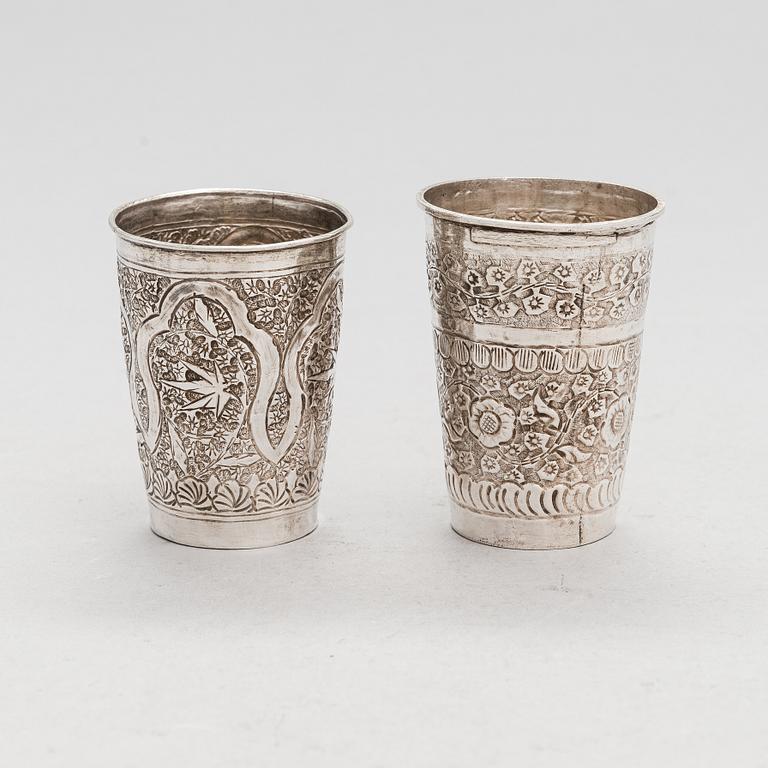 Silverföremål, 9 st: fat, tre servettringar och fem bägare, sannolikt Indien, 1900-tal.