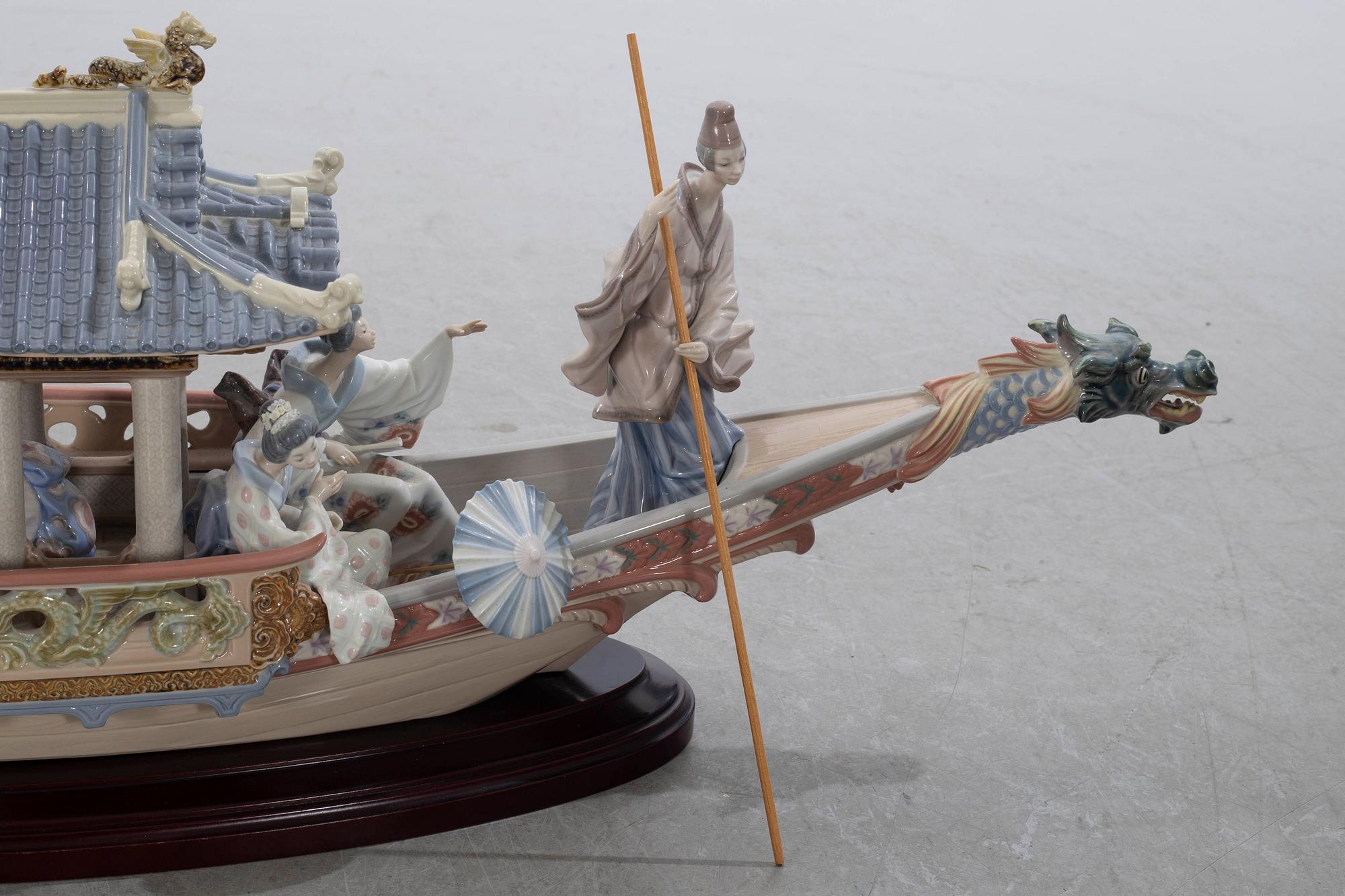 LLADRO, figurgrupp, kinesisk båt, Spanien, 1900-talets slut.