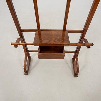 Hallmöbel/rockhängare 1900-talets första hälft.