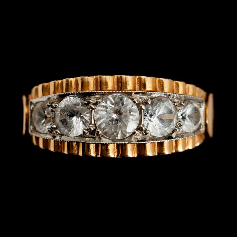 RING, 18 k rödguld, med 5 fasetterade vita stenar, 1954. Total vikt ca 3 g.