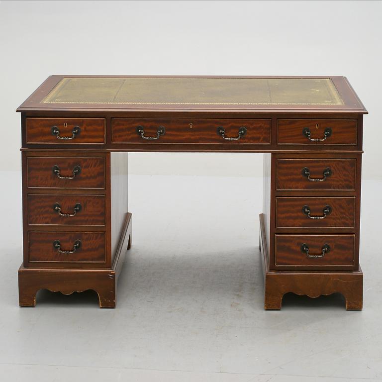 SKRIVBORD, engelsk stil, 1900-talets andra hälft.