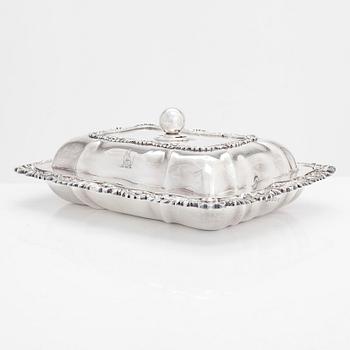 A William IV sterling silver entrée dish, maker's mark of Joseph Angell I & John Angell,  London 1834.